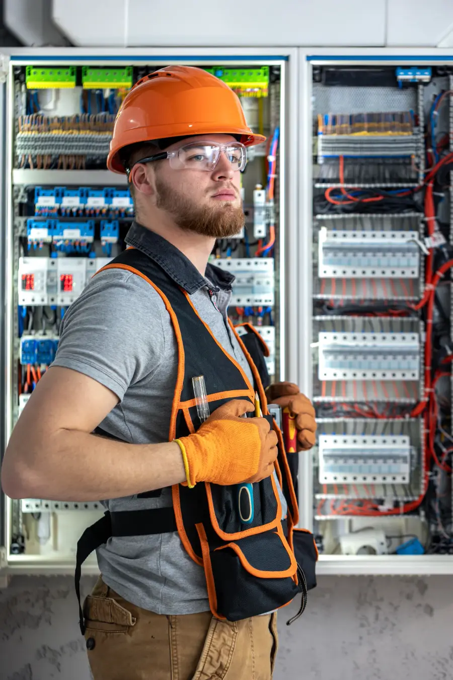 Técnico Eletric trabalhando em painel elétrico industrial